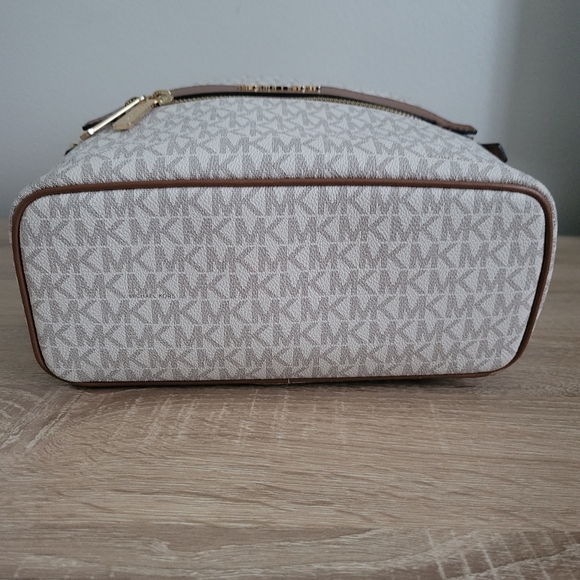 Michael Kors Kenly Medium Signature Backpack - Picture 5 of 11